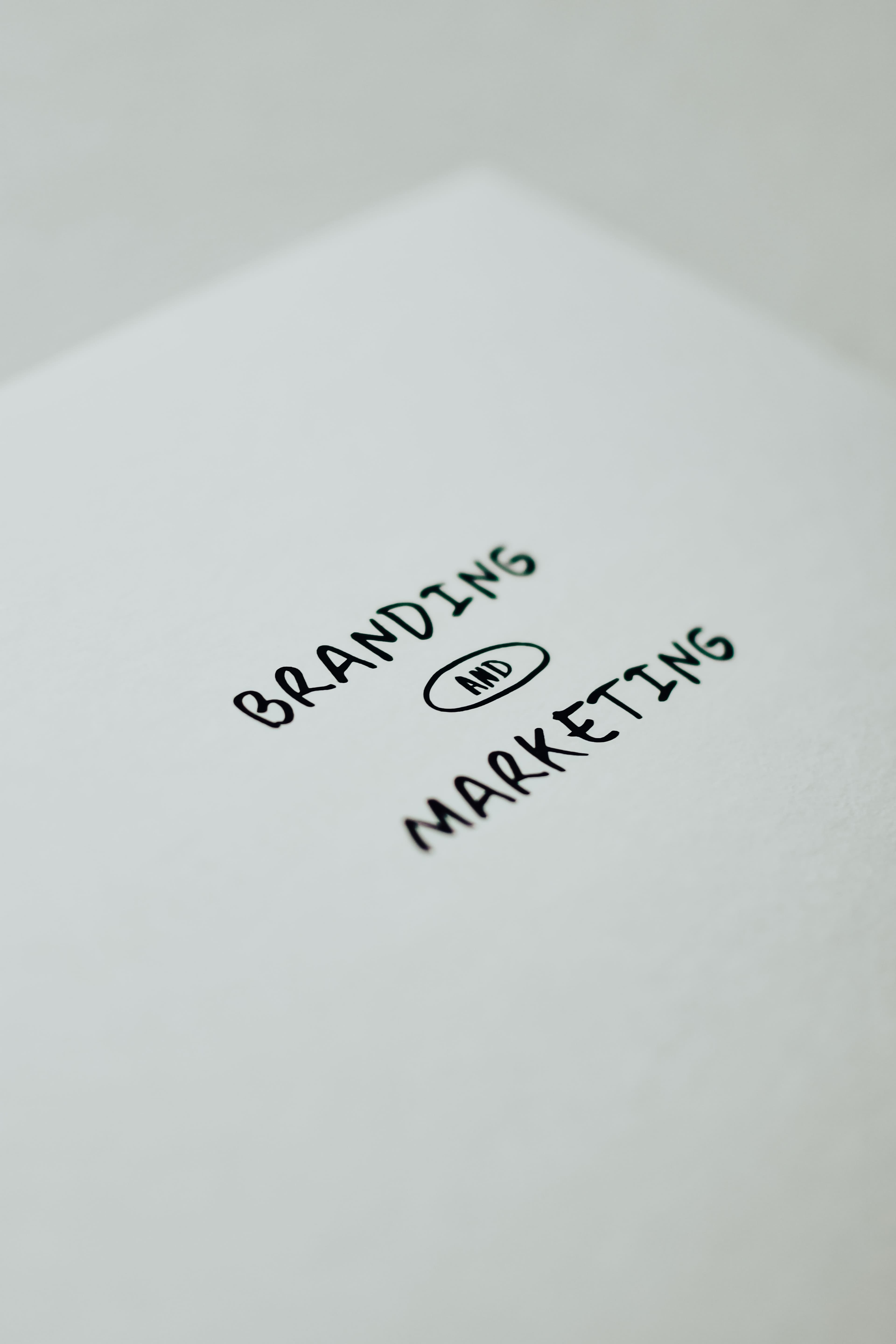 Un brand bun începe cu o strategie, nu cu un logo